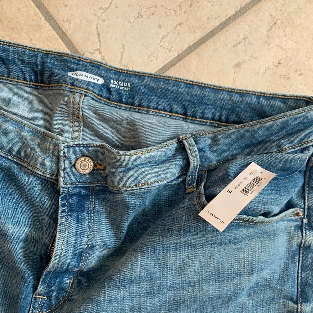 BNWT! Old Navy Rockstar Light Wash Jeans - Picture 4 of 6